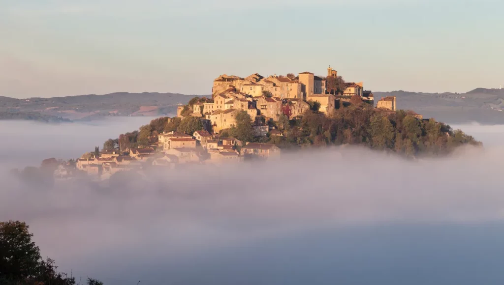 Cordes-sur-Ciel perché dans la brume