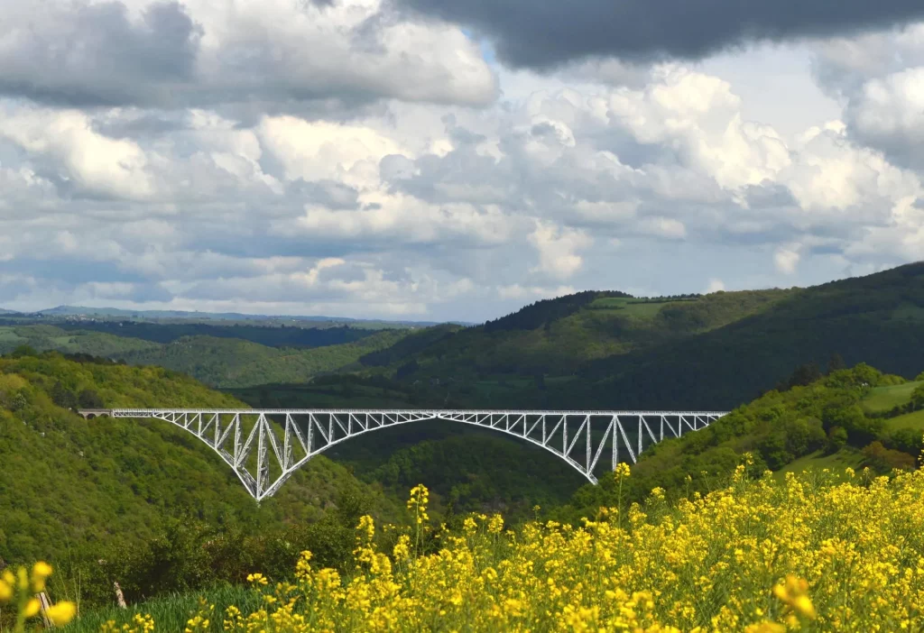 Viaduc du Viaur dans les collines