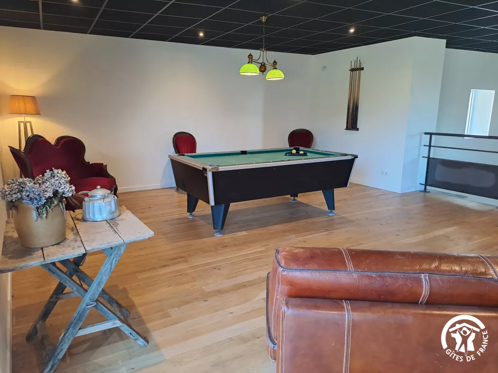 Billard et fauteuils rouges