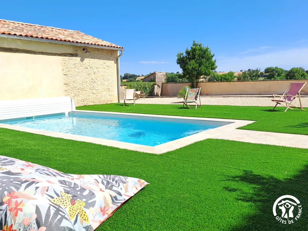 Piscine privée du Domaine des Hirondelles et son jardin
