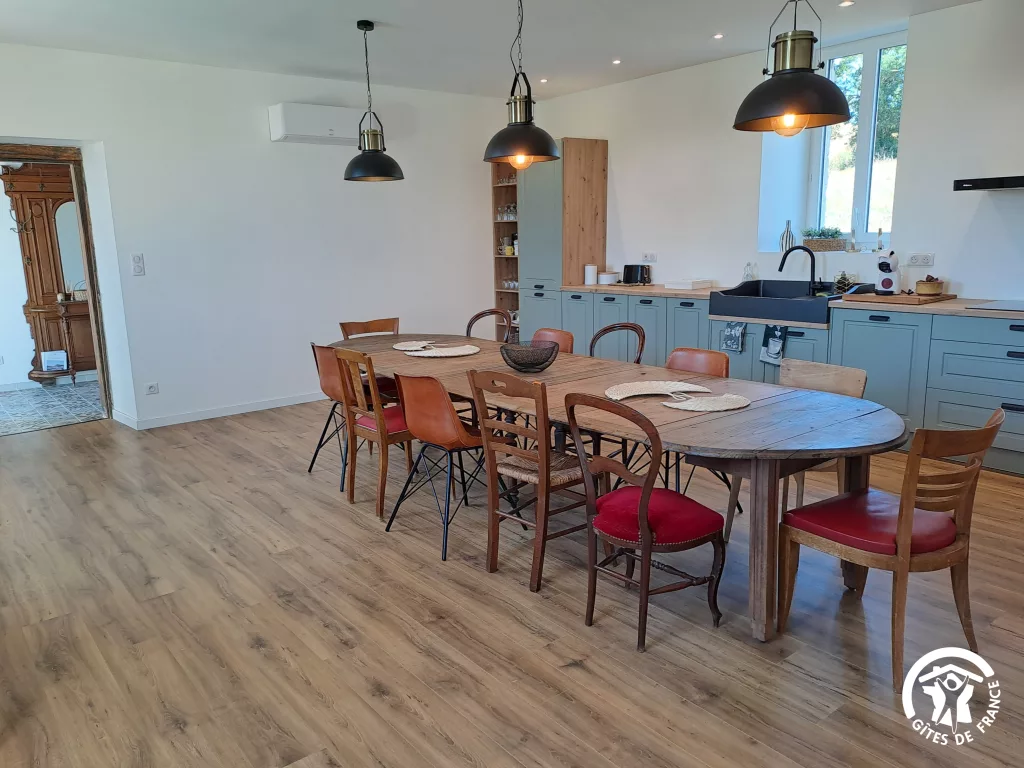 Grande table de cuisine avec chaises rouges