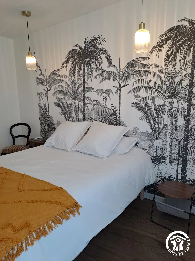 Chambre avec papier peint végétal