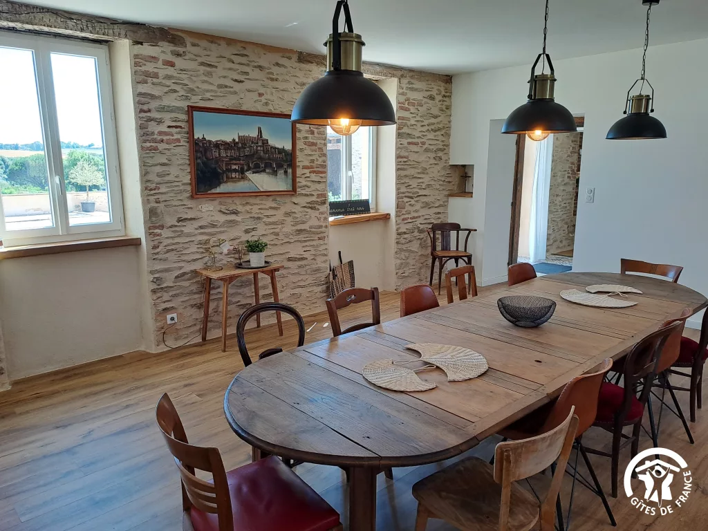 Cuisine équipée avec grande table en bois
