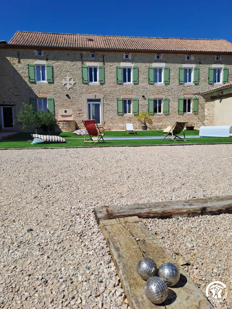 Cour en gravier et terrain de pétanque