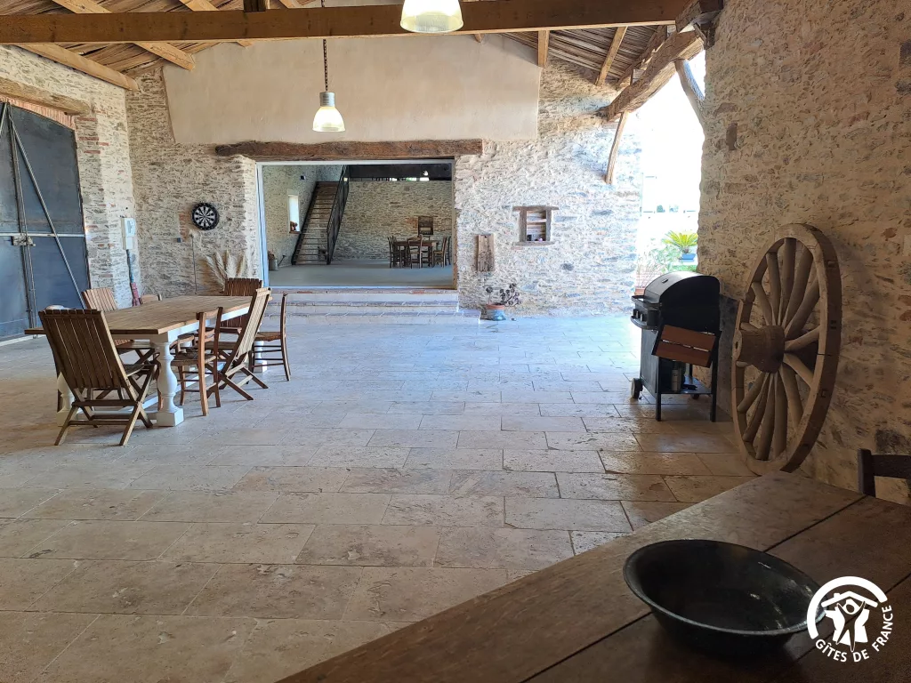 Salle ouverte avec tables et chaises en bois