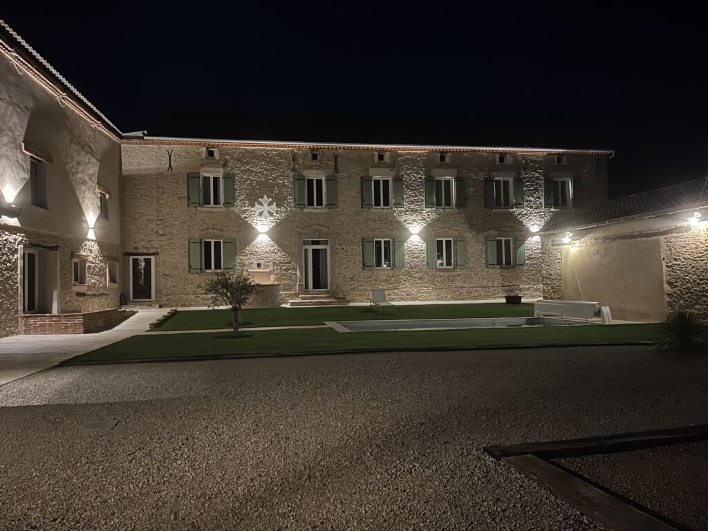 Façade du domaine illuminée de nuit