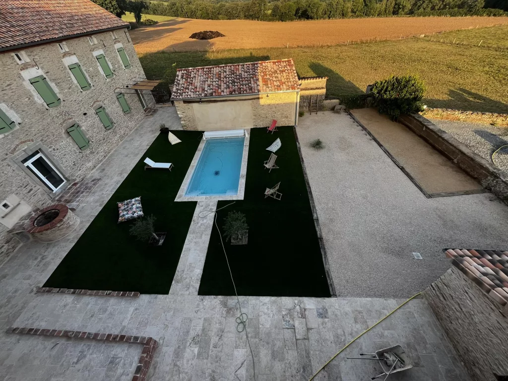 Vue sur la cour, la piscine et le terrain de pétanque