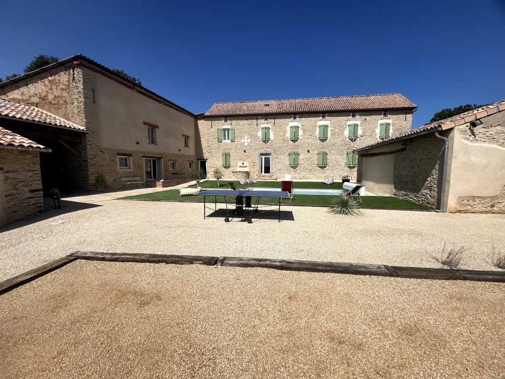 Cour intérieure et piscine du Domaine des Hirondelles