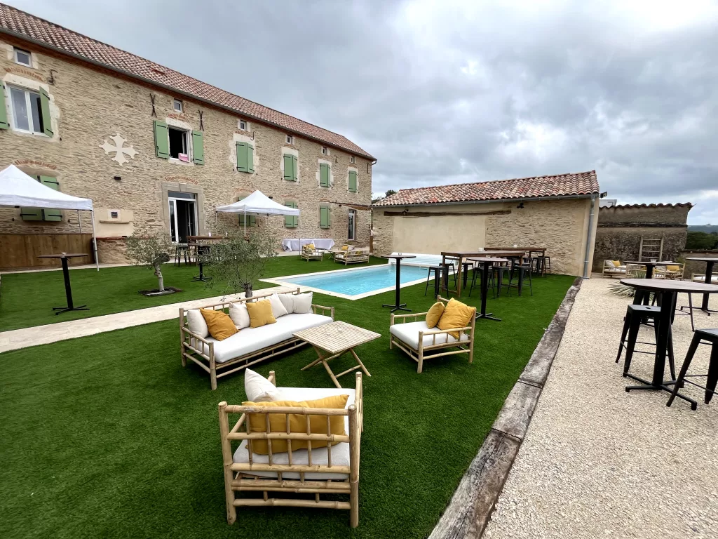 Jardin, piscine et salon de jardin