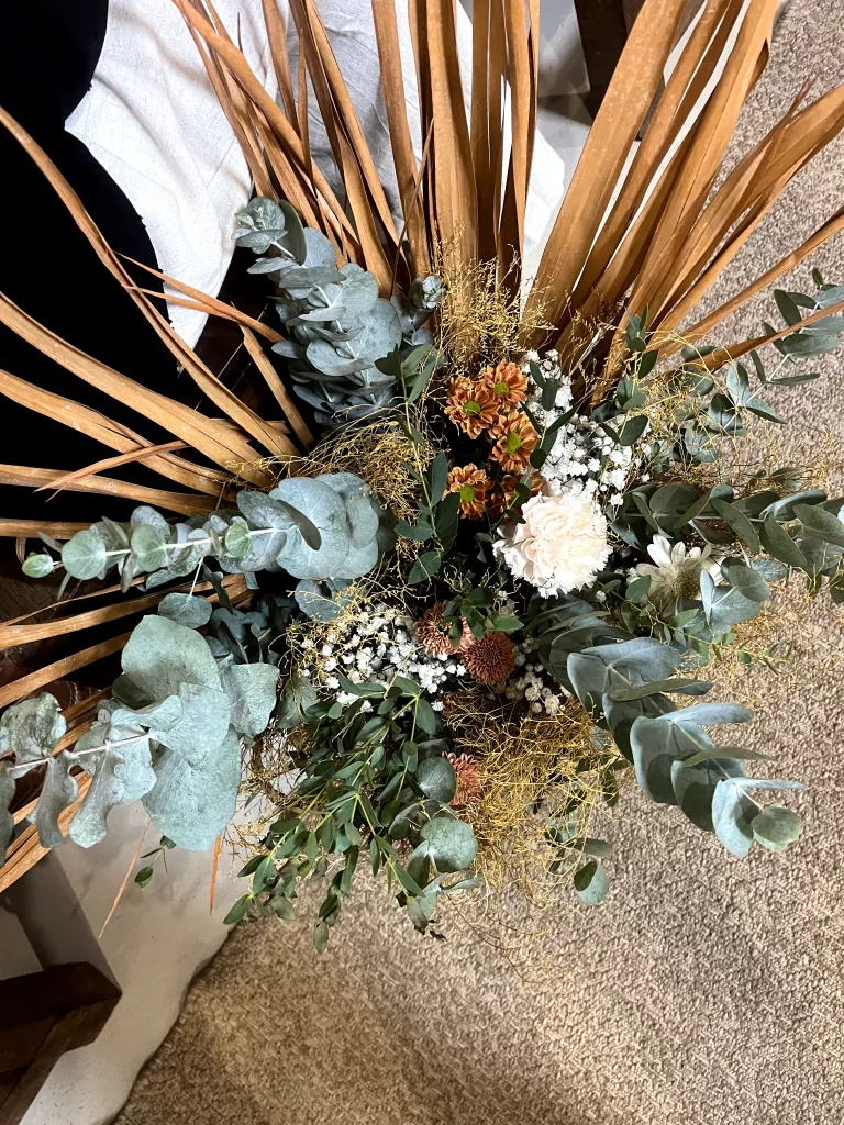 Décoration florale sur les poutres