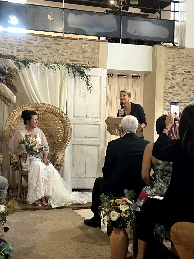 Cérémonie de mariage, fauteuil en rotin