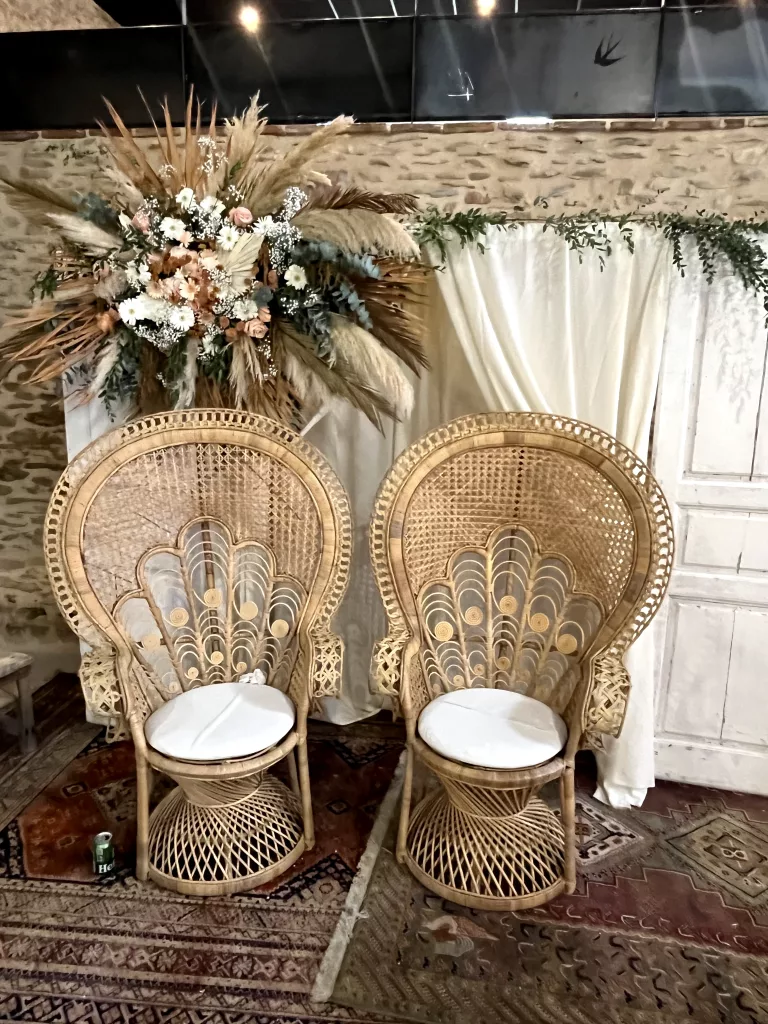 Fauteuils en rotin décorés pour une cérémonie