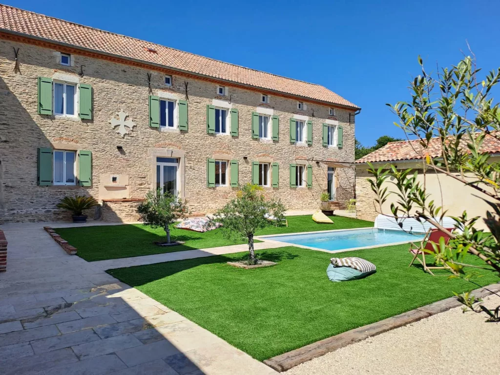 Domaine des Hirondelles, façade et jardin
