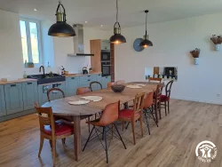Cuisine bleue et table à manger au Domaine des Hirondelles