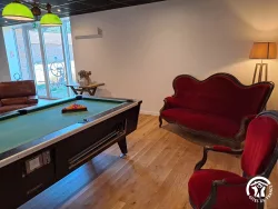 Billard et canapé rouge au Domaine des Hirondelles