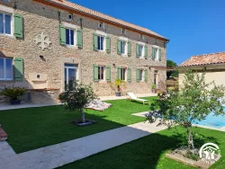 Façade et pelouse au Domaine des Hirondelles
