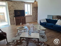 Salon avec buffet en bois et table basse au Domaine des Hirondelles