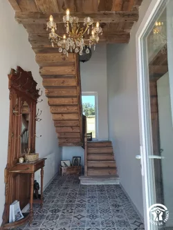 Escalier en bois et poutre au Domaine des Hirondelles