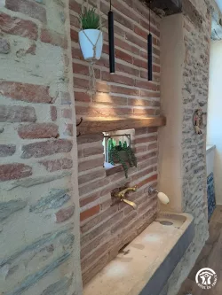 Détail d’un mur en brique et pierre au Domaine des Hirondelles