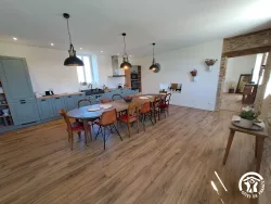 Cuisine et salle à manger avec grande table ronde au Domaine des Hirondelles