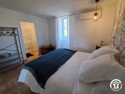 Chambre avec lit double au Domaine des Hirondelles