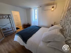 Chambre avec lit double au Domaine des Hirondelles