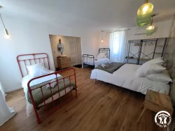 Chambre avec lits en fer au Domaine des Hirondelles