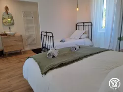 Chambre avec lit double et serviettes au Domaine des Hirondelles