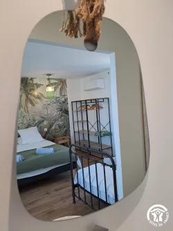 Chambre avec papier peint feuillage au Domaine des Hirondelles
