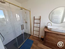 Douche vitrée et vasque au Domaine des Hirondelles