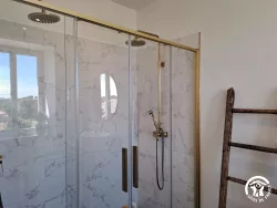 Douche en marbre au Domaine des Hirondelles