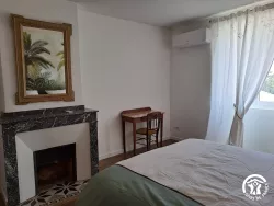 Chambre avec cheminée en marbre au Domaine des Hirondelles