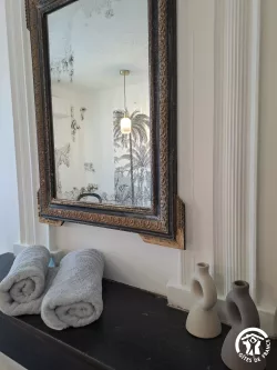Miroir ancien au Domaine des Hirondelles