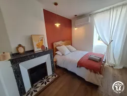 Chambre aux murs terracotta au Domaine des Hirondelles