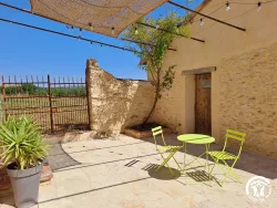 Coin terrasse avec chaises vertes au Domaine des Hirondelles