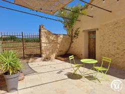 Coin terrasse avec chaises vertes au Domaine des Hirondelles