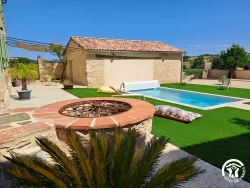 Piscine et foyer en brique au Domaine des Hirondelles