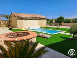 Piscine et foyer en brique au Domaine des Hirondelles