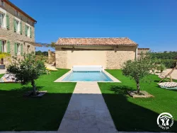 Piscine et pelouse au Domaine des Hirondelles
