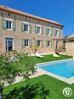 Façade et transats sur la pelouse au Domaine des Hirondelles