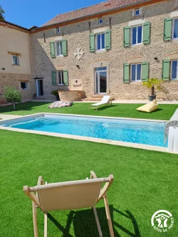 Piscine et transats au Domaine des Hirondelles