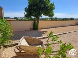 Cour gravillonnée et mur ocre au Domaine des Hirondelles
