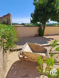 Cour gravillonnée et mur ocre au Domaine des Hirondelles