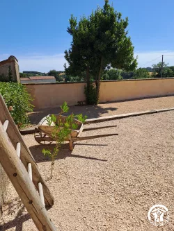 Mobilier de jardin dans la cour gravillonnée au Domaine des Hirondelles