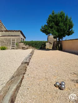 Cour gravillonnée au Domaine des Hirondelles