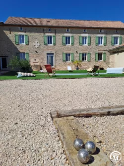 Cour gravillonnée et pelouse au Domaine des Hirondelles