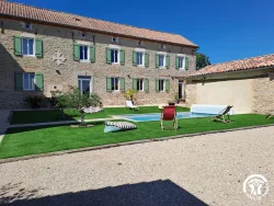 Façade, pelouse et piscine au Domaine des Hirondelles
