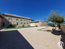 Façade et cour au Domaine des Hirondelles