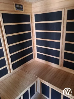 Intérieur de la cabine de sauna au Domaine des Hirondelles