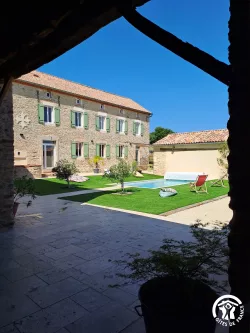 Façade, pelouse et piscine au Domaine des Hirondelles
